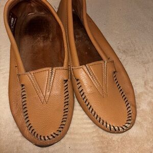 Minnetonka Women's Tan Moccasins SOFT 9.5 Leather BoHo hippie native style shoes